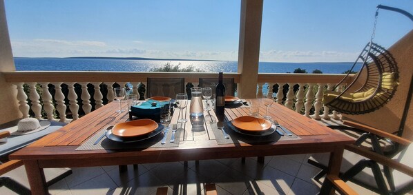 تناول الطعام بالخارج