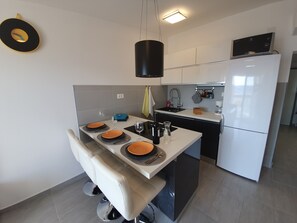 ثلاجة، ميكروويف، فرن، موقد طهي مسطح