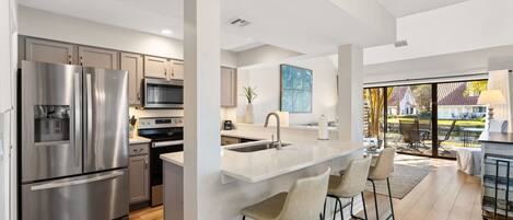 Ofen, Herdplatte, Geschirrspüler, Wasserkocher mit Kaffee-/Teezubehör