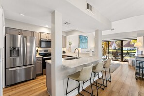 Horno, parrilla de estufa, lavavajillas y cafetera y tetera 