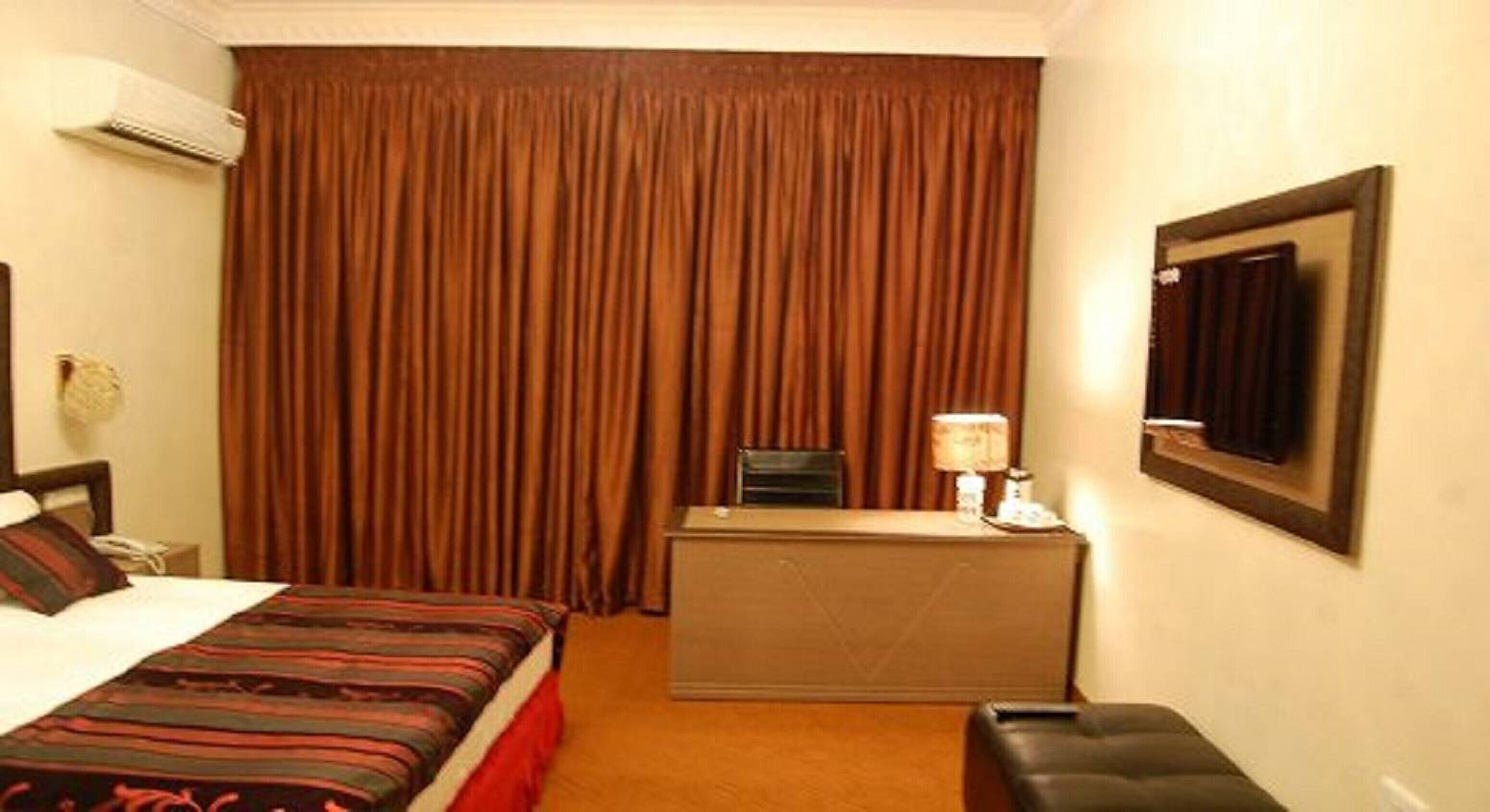 Desk, laptop workspace, free WiFi