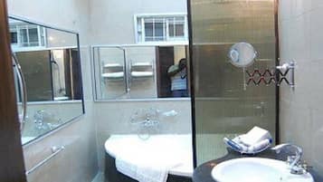 Chambre Standard | Salle de bain | Serviettes fournies, savon, papier toilette