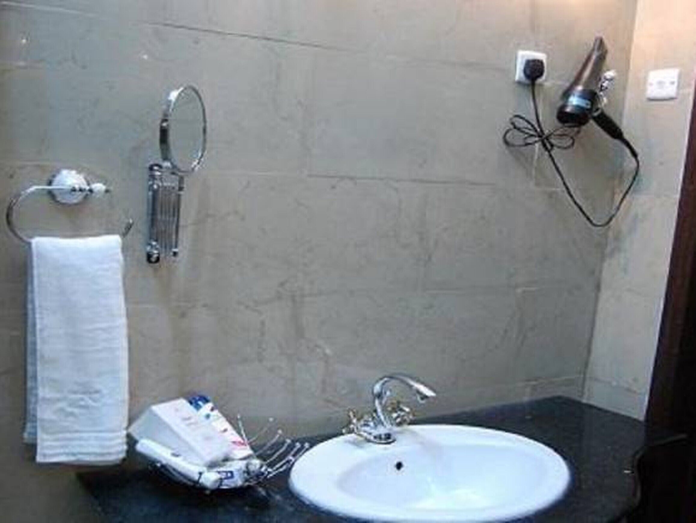 standard room | bathroom | towels, soap, toilet paper