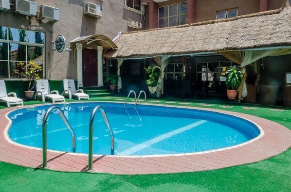 Una piscina al aire libre