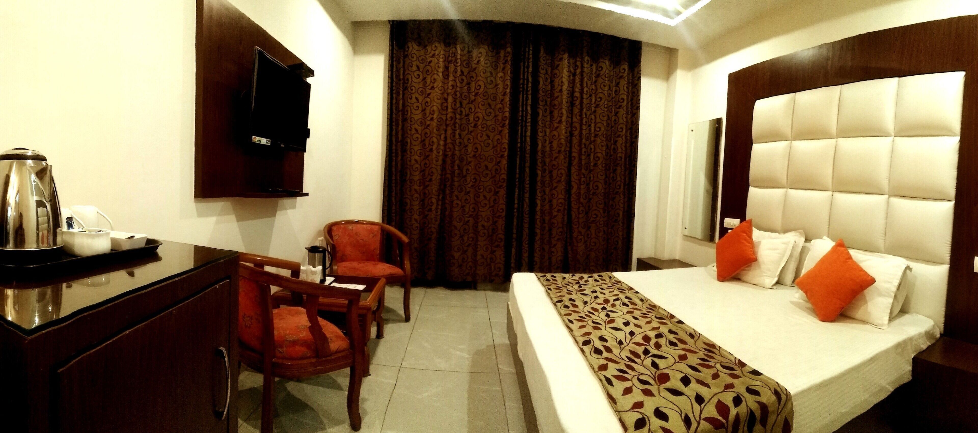 Hypo-allergenic bedding, soundproofing, free WiFi, bed sheets