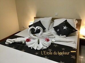 3 chambres, fer et planche à repasser, Wi-Fi, draps fournis