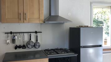 Een koelkast, een microgolfoven, een oven, een kookplaat