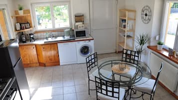 Een koelkast, een microgolfoven, een oven, een kookplaat