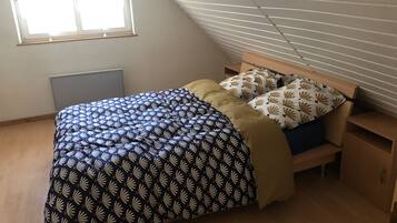 2 bedrooms, iron/ironing board, WiFi