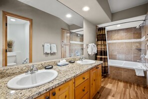 Townhome, 3 Bedrooms | Bathroom | Towels, shampoo - Cutty Sark Court #1 3br 2.5ba Mountain Views 3 Bedroom Townhouse by RedAwning (Silverthorne)
