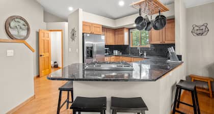 Cutty Sark Court #1 3br 2.5ba Mountain Views 3 Bedroom Townhouse by RedAwning