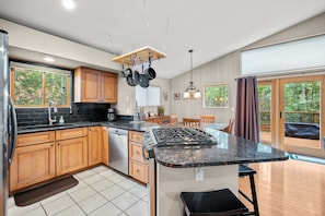 Townhome, 3 Bedrooms | Private kitchen | Fridge, oven, coffee/tea maker, toaster