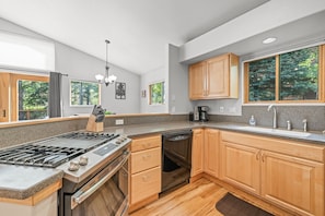 Townhome, 3 Bedrooms | Private kitchen | Fridge, oven, coffee/tea maker, toaster