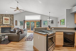 Stadtwohnung, 3 Schlafzimmer | Eigene Küche | Kühlschrank, Ofen, Wasserkocher mit Kaffee-/Teezubehör, Toaster