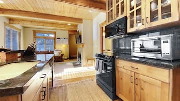 Condo, 2 habitaciones | Cocina privada | Refrigerador, horno, cafetera y tetera y tostadora