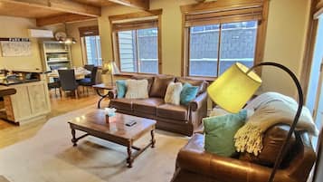 Condo, 2 habitaciones | Área de sala de estar | Smart TV