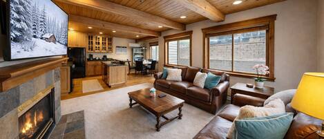 Condo, 2 phòng ngủ | Khu phòng khách | Smart TV