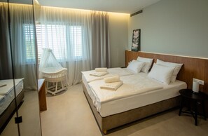 5 bedrooms, iron/ironing board, WiFi, bed sheets