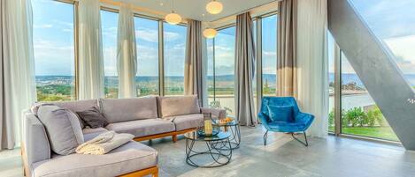 Pejs, dvd-afspiller, bordfodbold, bordtennisbord