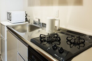 雪櫃、微波爐、爐具、電熱水壺