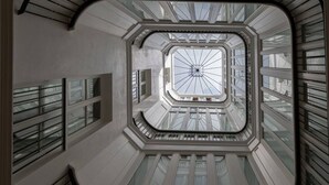A modern interior with a central skylight and symmetrical window design. - Cadiz Wonderland apartment (Cádiz)