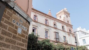 A historic building with a sign reading "Calle de San Alejandro." - Cadiz Wonderland apartment (Cádiz)