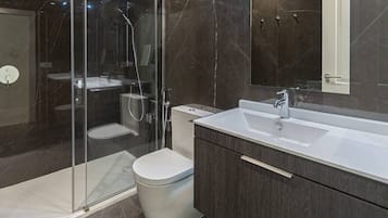 Een bad/douchecombinatie
