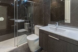 Combined shower/tub