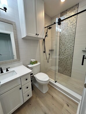 Badewanne, Haartrockner, Handtücher, Seife