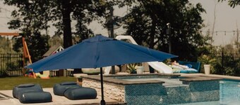 Waterfront studio w/ pool - shopping and beaches