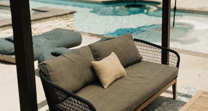Waterfront studio w/ pool - shopping and beaches