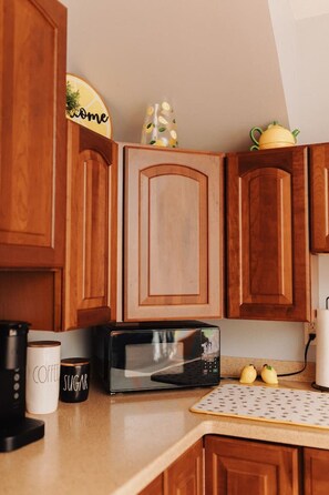 Fridge, microwave, coffee/tea maker, cookware/dishes/utensils - Waterfront studio w/ pool - shopping and beaches (Lincoln)