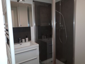 Een douche, een haardroger, handdoeken, zeep