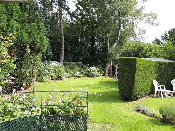 A well-maintained garden with a variety of plants and a neatly trimmed hedge. - Studio La Rotonde (Waterloo)