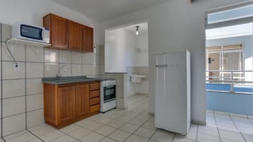 Quarto quádruplo standard | Cozinha privada | Geladeira, micro-ondas, fogão, talheres/pratos/utensílios de cozinha