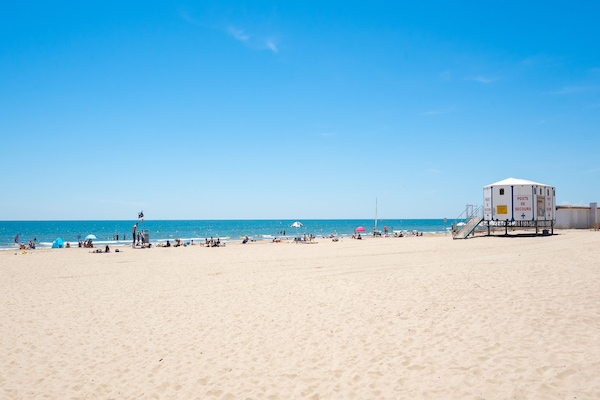På stranden og solsenger