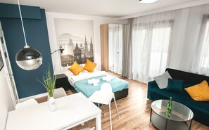 舒適開放式套房 | 起居區 | 42-吋平面電視、衛星頻道、電視