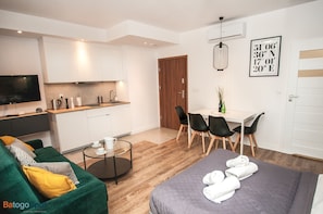 Comfort-Studiosuite | Wohnzimmer | 42-Zoll-Flachbildfernseher mit Satellitenempfang, Fernseher