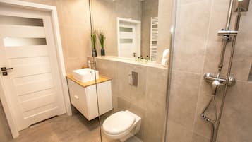 Comfort Studio Suite | Bathroom | Shower, rainfall showerhead, free toiletries, hair dryer