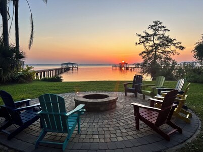 🌴River Manor Retreat, boat-lift and dock,high speed internet, pets welcome 🌴