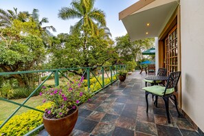 ห้องคลาสสิก, เตียงควีนไซส์ 1 เตียง | ลานระเบียง/นอกชาน