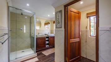 Family Room | Bathroom | Free toiletries, towels, soap, shampoo