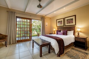 Queen room | Minibar, in-room safe, blackout drapes, iron/ironing board - Country Lane Lodge (Mbombela)