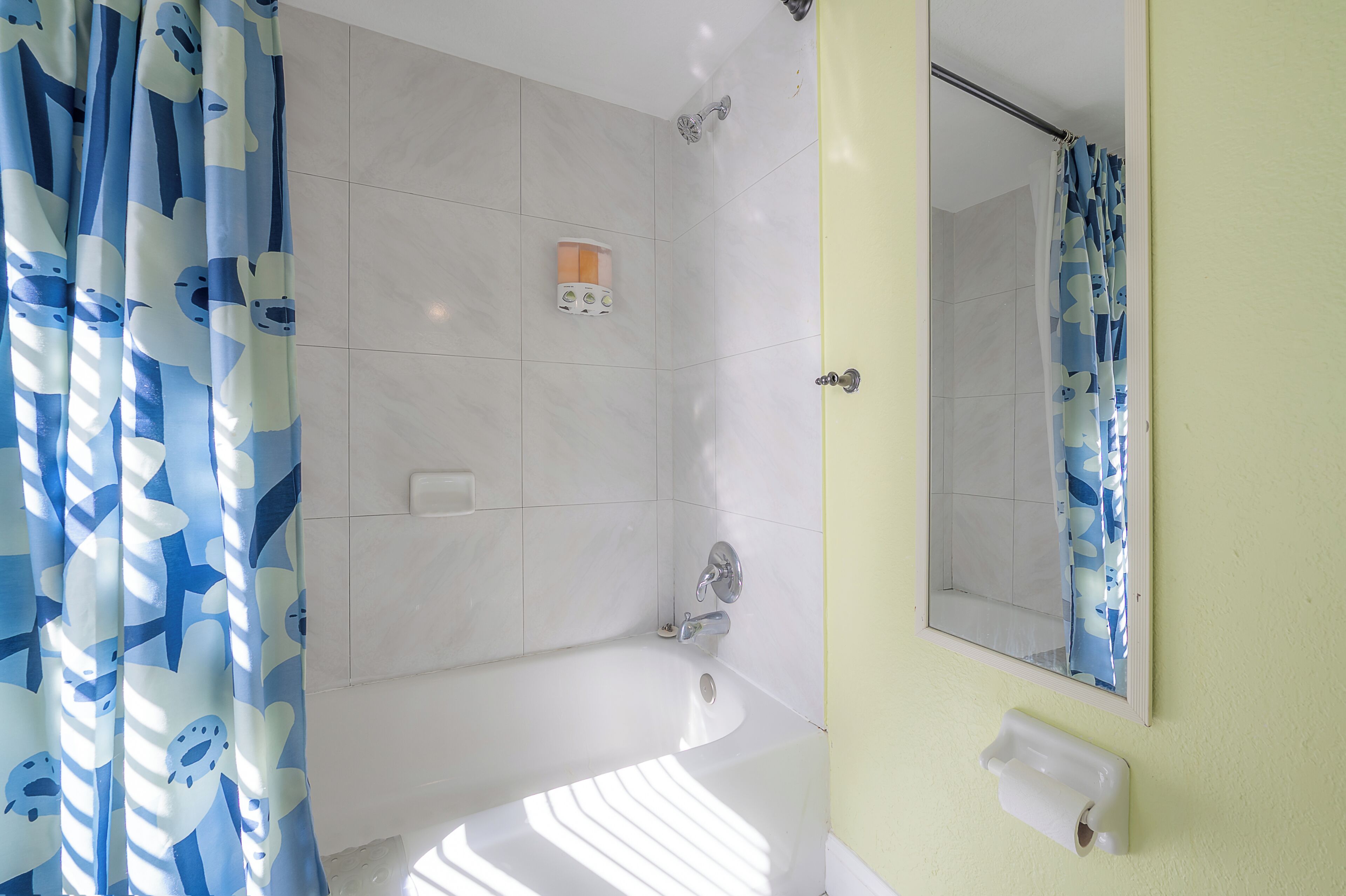 Combined shower/bathtub, hair dryer, towels, soap