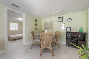 2 chambres, fer et planche à repasser, Wi-Fi gratuit, draps fournis