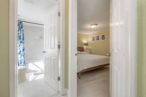 2 bedrooms, iron/ironing board, free WiFi, bed sheets - 2BR Cottage In Heart of Tampa's Trendy Urban Core (Tampa)