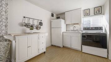 Køleskab, mikrobølgeovn, ovn, kogeplade