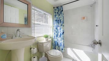 Ensemble douche/baignoire, sèche-cheveux, serviettes fournies, savon