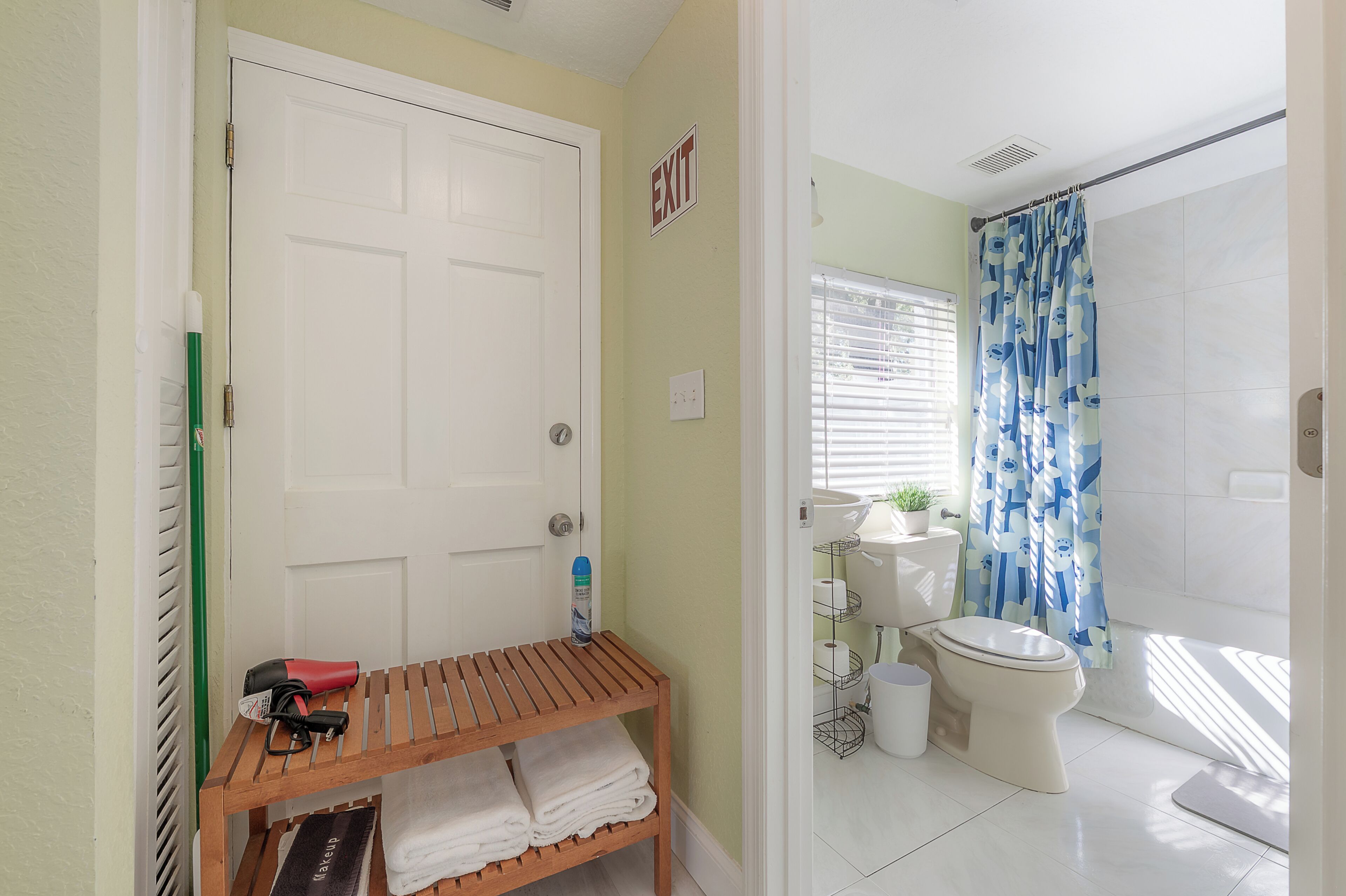 Ensemble douche/baignoire, sèche-cheveux, serviettes fournies, savon