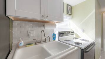 Køleskab, mikrobølgeovn, ovn, kogeplade